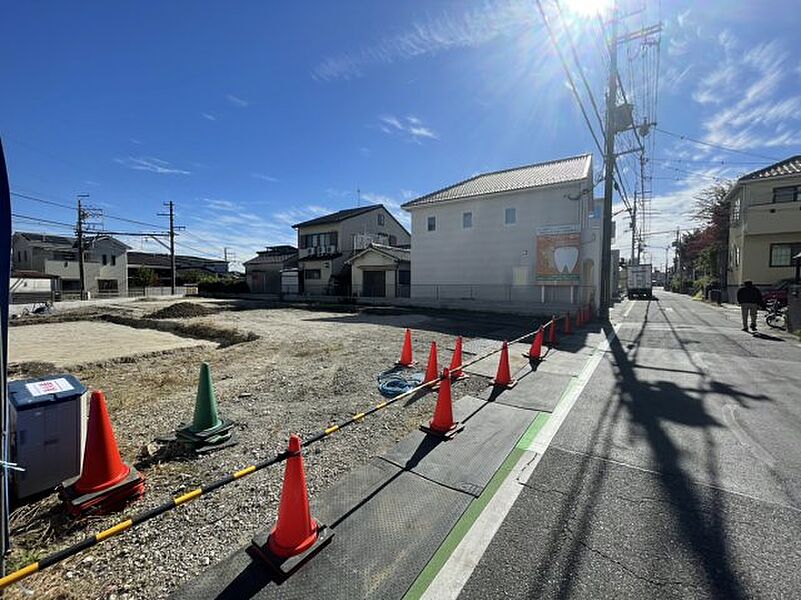 周辺は落ち着いた街並みの住宅地！子育てがしやすい住環境です！まだ未完成ですが、現地でしかわからない事もございます。是非一度ご覧ください。