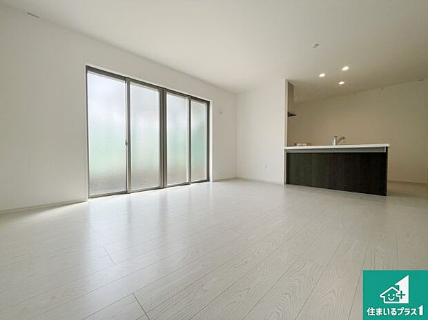 シンプルなリビングは、観葉植物等のインテリアを楽しめますね!パパ好みにも、ママ好みにも家具次第で雰囲気を変えることができます!