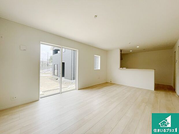 シンプルなリビングは、観葉植物等のインテリアを楽しめますね!パパ好みにも、ママ好みにも家具次第で雰囲気を変えることができます!