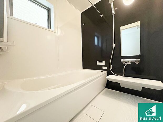 足をゆったり伸ばして寛げる浴槽です。窓が設けられていますので差し込む光が明るく穏やかな雰囲気にしてくれます♪浴室乾燥機も設置しているので、雨の日の洗濯物も安心です♪