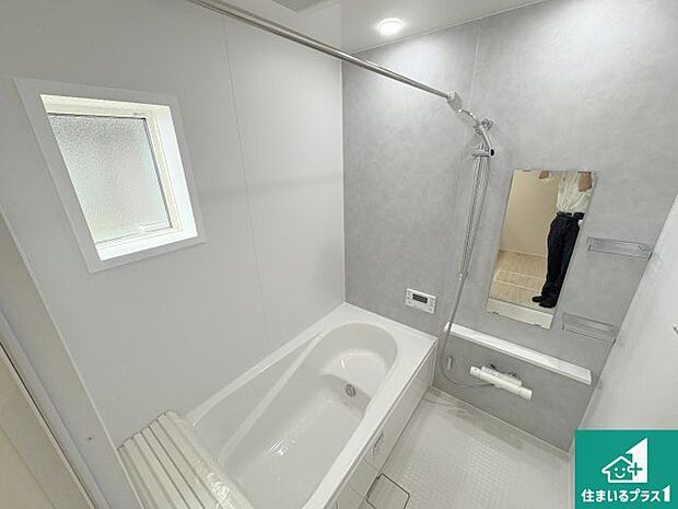 足をゆったり伸ばして寛げる浴槽です。窓が設けられていますので差し込む光が明るく穏やかな雰囲気にしてくれます♪浴室乾燥機も設置しているので、雨の日の洗濯物も安心です♪