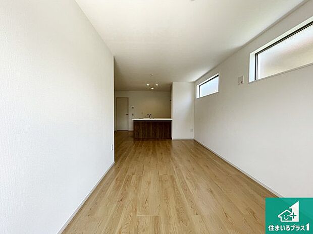 日当たり良好の明るいリビングで朝の目覚めもスッキリできそう！対面キッチンでご家族のコミュニケーションも自然と増える設計！小さなお子様が遊ぶスペースを作っても広々とくつろげるLDK！