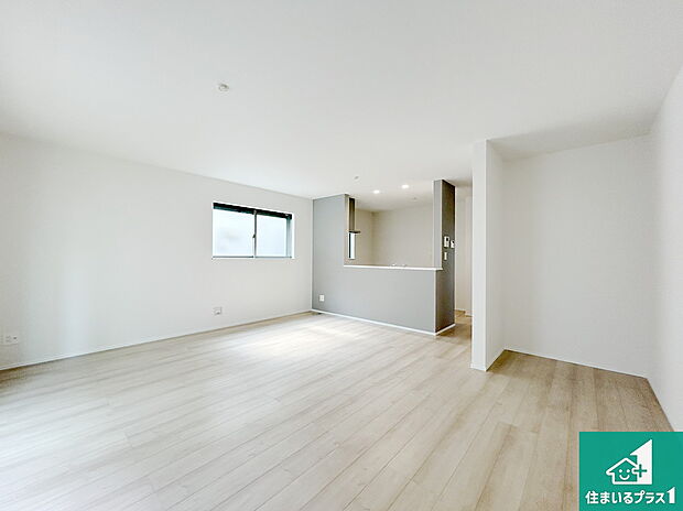 日当たり良好の明るいリビングで朝の目覚めもスッキリできそう!対面キッチンでご家族のコミュニケーションも自然と増える設計!小さなお子様が遊ぶスペースを作っても広々とくつろげるLDK!