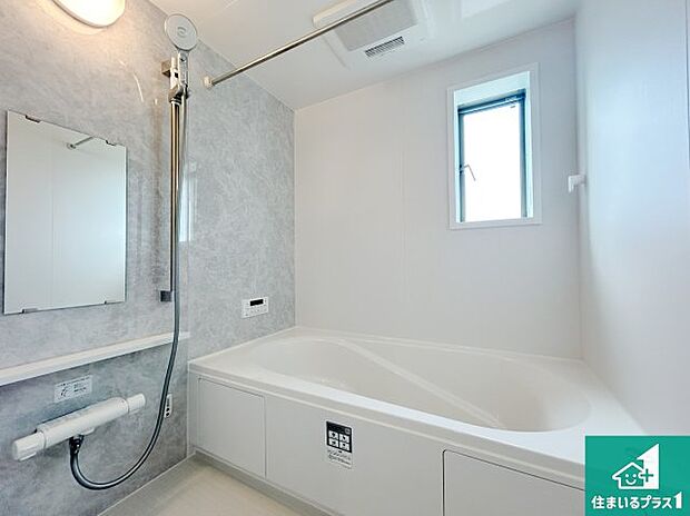 足をゆったり伸ばして寛げる浴槽です。窓が設けられていますので差し込む光が明るく穏やかな雰囲気にしてくれます♪浴室乾燥機も設置しているので、雨の日の洗濯物も安心です♪