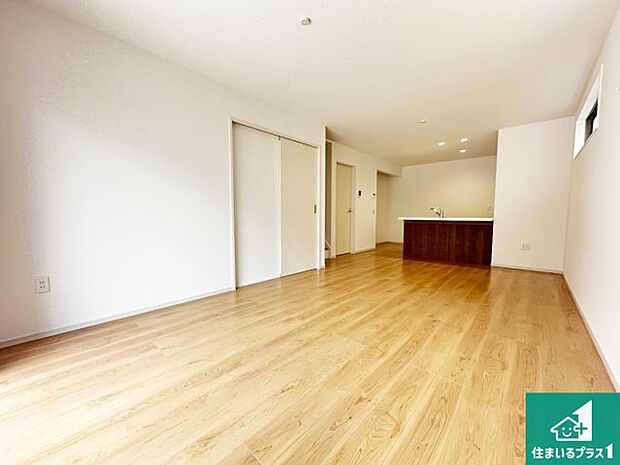 シンプルなリビングは、観葉植物等のインテリアを楽しめますね!パパ好みにも、ママ好みにも家具次第で雰囲気を変えることができます!