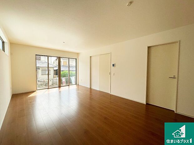 シンプルなリビングは、観葉植物等のインテリアを楽しめますね！パパ好みにも、ママ好みにも家具次第で雰囲気を変えることができます！