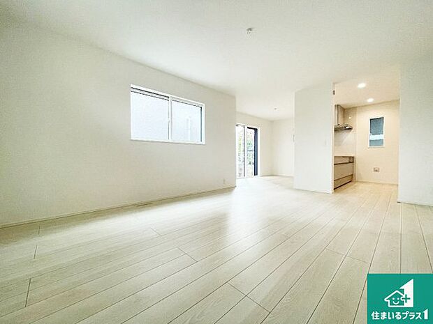 シンプルなリビングは、観葉植物等のインテリアを楽しめますね!パパ好みにも、ママ好みにも家具次第で雰囲気を変えることができます!