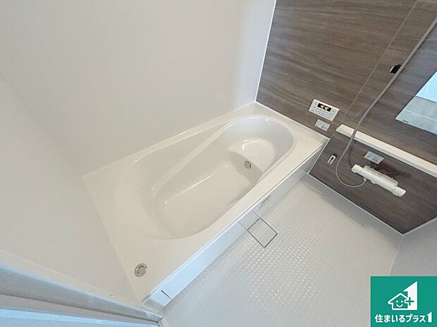 足をゆったり伸ばして寛げる浴槽です。窓が設けられていますので差し込む光が明るく穏やかな雰囲気にしてくれます♪浴室乾燥機も設置しているので、雨の日の洗濯物も安心です♪