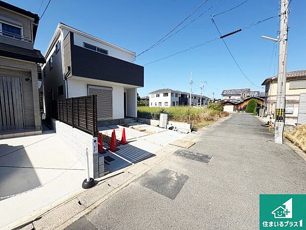 周辺は落ち着いた街並みの住宅地！子育てがしやすい住環境です！まだ未完成ですが、現地でしかわからない事もございます。是非一度ご覧ください。