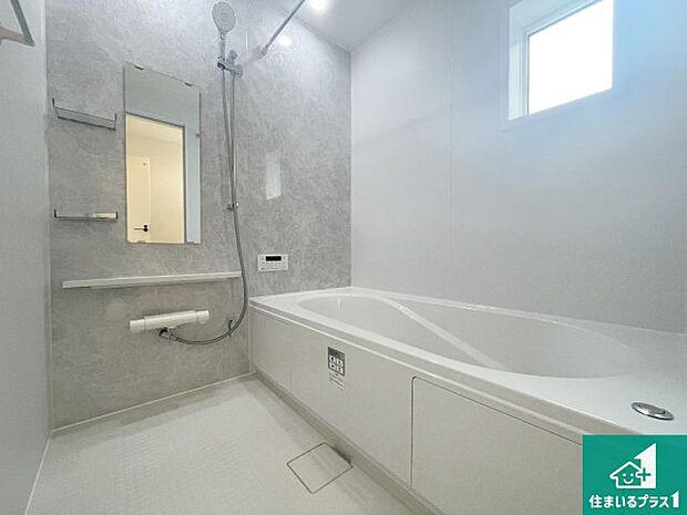 足をゆったり伸ばして寛げる浴槽です。窓が設けられていますので差し込む光が明るく穏やかな雰囲気にしてくれます♪浴室乾燥機も設置しているので、雨の日の洗濯物も安心です♪