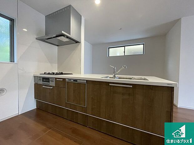 リビングと統一感があり、使い勝手のいいキッチン。広々としているので、二人並んで作業が出来ちゃいます。お子様と一緒に色々なお料理に挑戦できるスペースがあります。