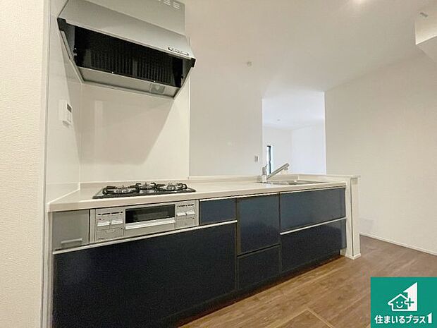 明るいリビングで朝の目覚めもスッキリできそう！対面キッチンでご家族のコミュニケーションも自然と増える設計！小さなお子様が遊ぶスペースを作っても広々とくつろげるLDK！