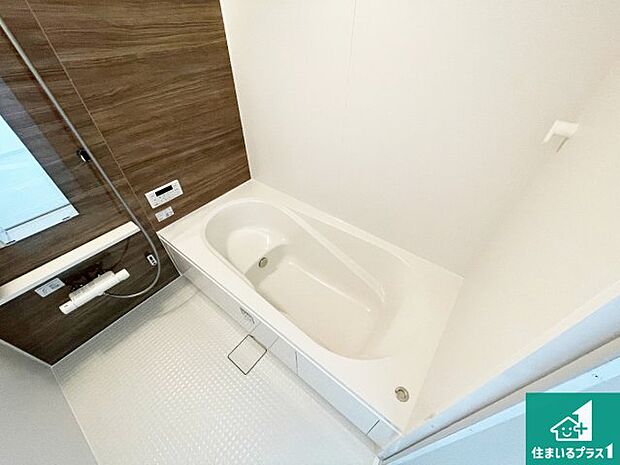 足をゆったり伸ばして寛げる浴槽です。窓が設けられていますので差し込む光が明るく穏やかな雰囲気にしてくれます♪浴室乾燥機も設置しているので、雨の日の洗濯物も安心です♪