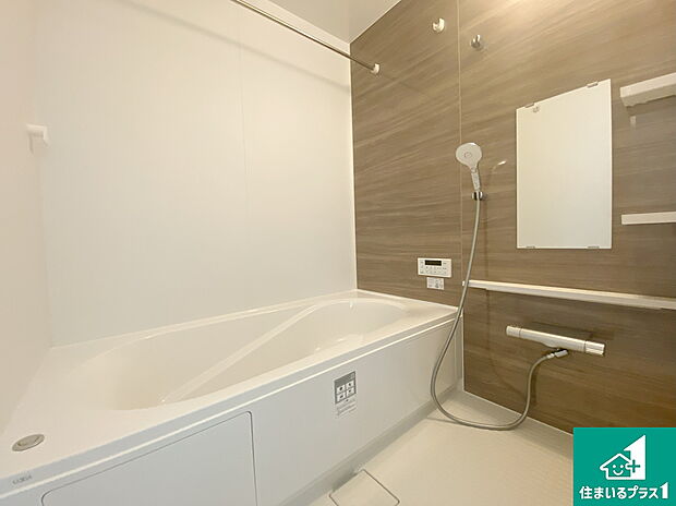 足をゆったり伸ばして寛げる浴槽です。窓が設けられていますので差し込む光が明るく穏やかな雰囲気にしてくれます♪浴室乾燥機も設置しているので、雨の日の洗濯物も安心です♪