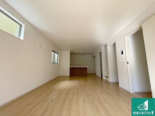 日当たり良好の明るいリビングで朝の目覚めもスッキリできそう!対面キッチンでご家族のコミュニケーションも自然と増える設計!小さなお子様が遊ぶスペースを作っても広々とくつろげるLDK!