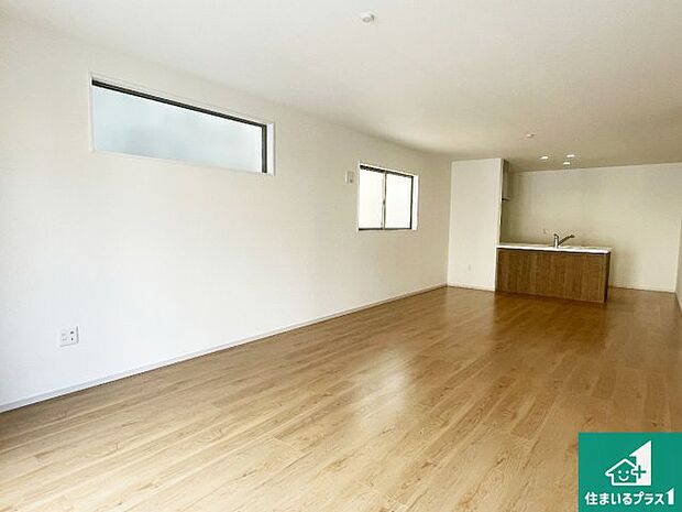 日当たり良好の明るいリビングで朝の目覚めもスッキリできそう!対面キッチンでご家族のコミュニケーションも自然と増える設計!小さなお子様が遊ぶスペースを作っても広々とくつろげるLDK!