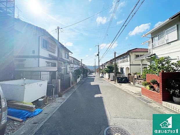 周辺は落ち着いた街並みの住宅地！子育てがしやすい住環境です！まだ未完成ですが、現地でしかわからない事もございます。是非一度ご覧ください。