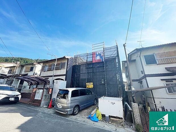 周辺は落ち着いた街並みの住宅地！子育てがしやすい住環境です！まだ未完成ですが、現地でしかわからない事もございます。是非一度ご覧ください。
