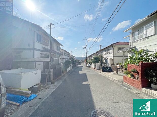 周辺は落ち着いた街並みの住宅地！子育てがしやすい住環境です！まだ未完成ですが、現地でしかわからない事もございます。是非一度ご覧ください。