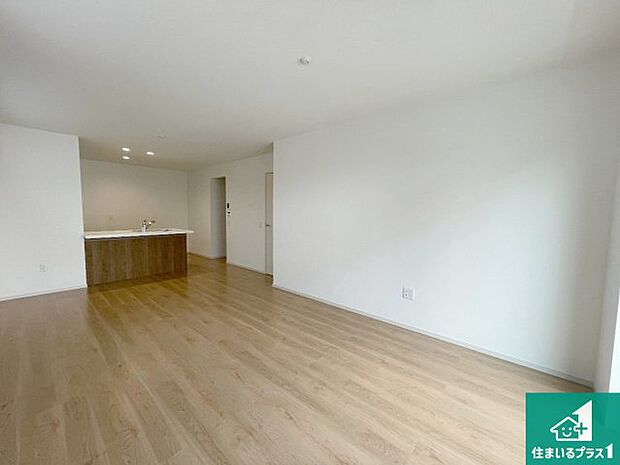 シンプルなリビングは、観葉植物等のインテリアを楽しめますね!パパ好みにも、ママ好みにも家具次第で雰囲気を変えることができます!