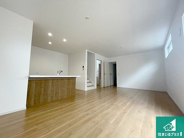 リビングと統一感があり、使い勝手のいいキッチン。広々としているので、二人並んで作業が出来ちゃいます。お子様と一緒に色々なお料理に挑戦できるスペースがあります。