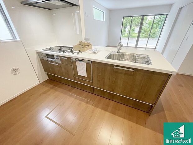 リビングと統一感があり、使い勝手のいいキッチン。広々としているので、二人並んで作業が出来ちゃいます。お子様と一緒に色々なお料理に挑戦できるスペースがあります。