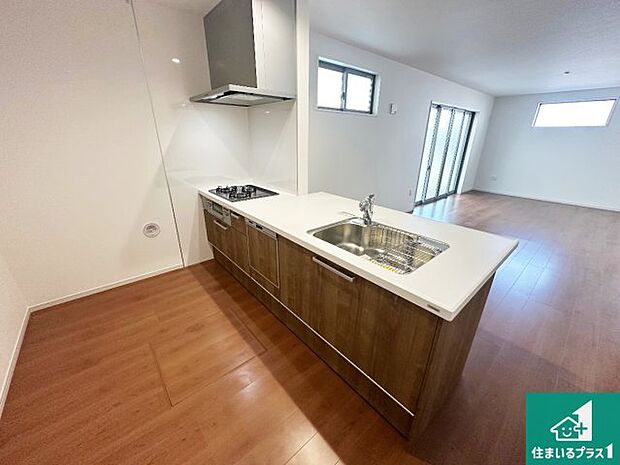 リビングと統一感があり、使い勝手のいいキッチン。広々としているので、二人並んで作業が出来ちゃいます。お子様と一緒に色々なお料理に挑戦できるスペースがあります。