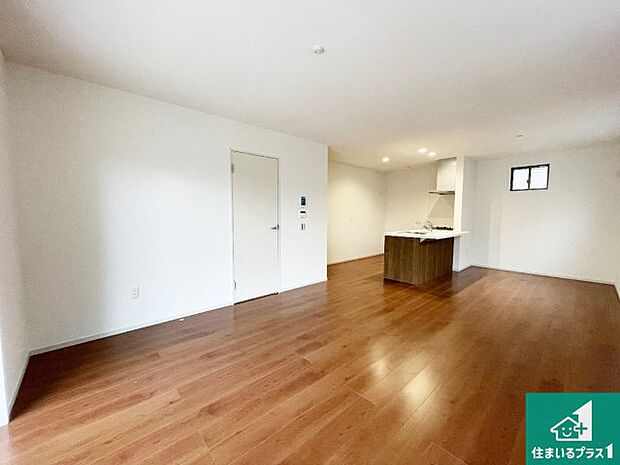 シンプルなリビングは、観葉植物等のインテリアを楽しめますね！パパ好みにも、ママ好みにも家具次第で雰囲気を変えることができます！