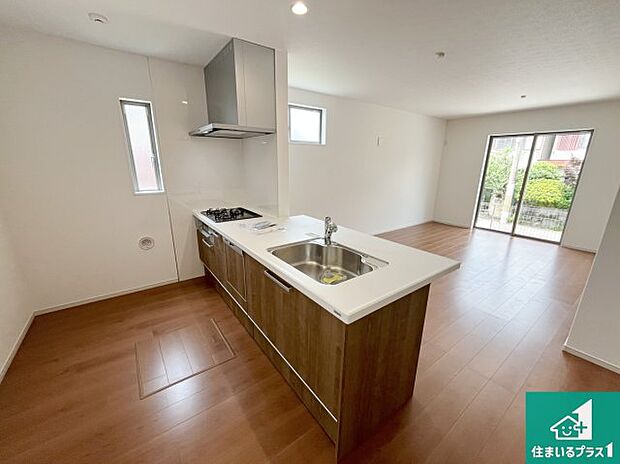 リビングと統一感があり、使い勝手のいいキッチン。広々としているので、二人並んで作業が出来ちゃいます。お子様と一緒に色々なお料理に挑戦できるスペースがあります。