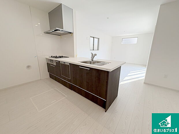 周辺は落ち着いた街並みの住宅地!子育てがしやすい住環境です!まだ未完成ですが、現地でしかわからない事もございます。是非一度ご覧ください。