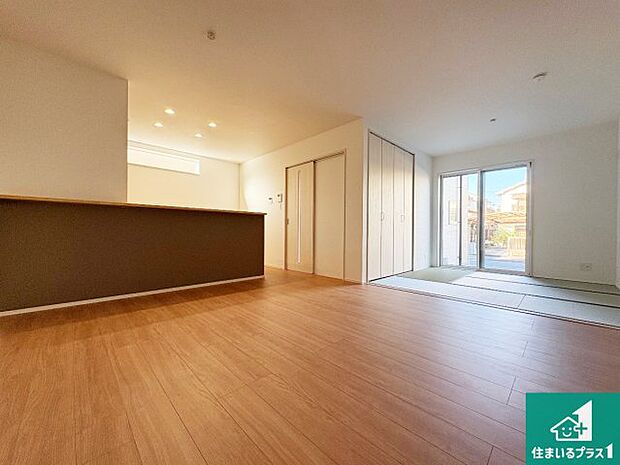 シンプルなリビングは、観葉植物等のインテリアを楽しめますね！パパ好みにも、ママ好みにも家具次第で雰囲気を変えることができます！