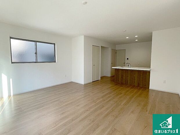 シンプルなリビングは、観葉植物等のインテリアを楽しめますね!パパ好みにも、ママ好みにも家具次第で雰囲気を変えることができます!