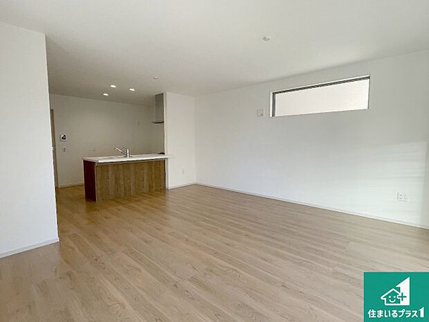 日当たり良好の明るいリビングで朝の目覚めもスッキリできそう!対面キッチンでご家族のコミュニケーションも自然と増える設計!小さなお子様が遊ぶスペースを作っても広々とくつろげるLDK!