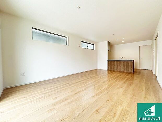 シンプルなリビングは、観葉植物等のインテリアを楽しめますね!パパ好みにも、ママ好みにも家具次第で雰囲気を変えることができます!