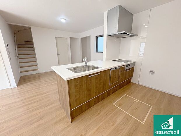 日当たり良好の明るいリビングで朝の目覚めもスッキリできそう！対面キッチンでご家族のコミュニケーションも自然と増える設計！小さなお子様が遊ぶスペースを作っても広々とくつろげるLDK！