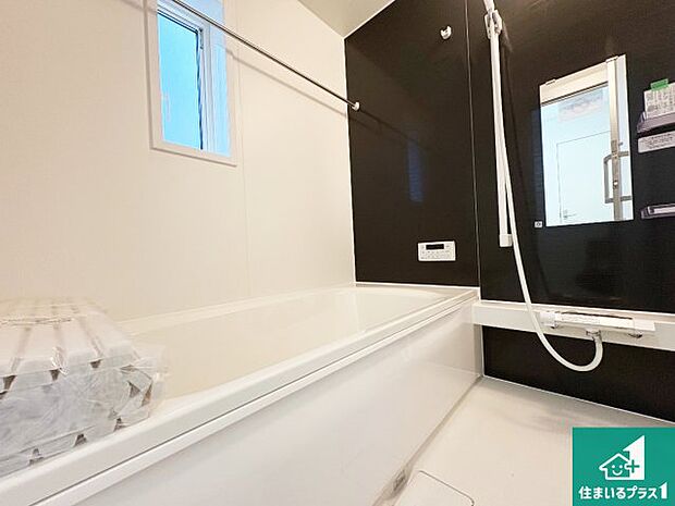 足をゆったり伸ばして寛げる浴槽です。窓が設けられていますので差し込む光が明るく穏やかな雰囲気にしてくれます♪浴室乾燥機も設置しているので、雨の日の洗濯物も安心です♪