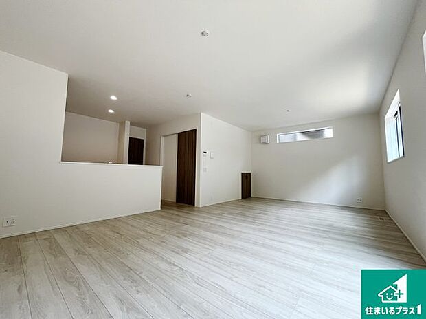 日当たり良好の明るいリビングで朝の目覚めもスッキリできそう！対面キッチンでご家族のコミュニケーションも自然と増える設計！小さなお子様が遊ぶスペースを作っても広々とくつろげるLDK！