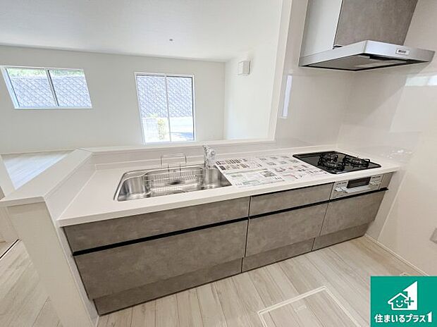 リビングと統一感があり、使い勝手のいいキッチン。広々としているので、二人並んで作業が出来ちゃいます。お子様と一緒に色々なお料理に挑戦できるスペースがあります。