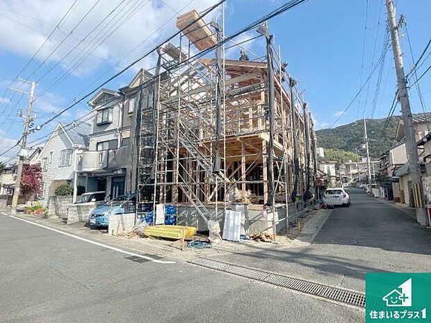 周辺は落ち着いた街並みの住宅地！子育てがしやすい住環境です！まだ未完成ですが、現地でしかわからない事もございます。是非一度ご覧ください。
