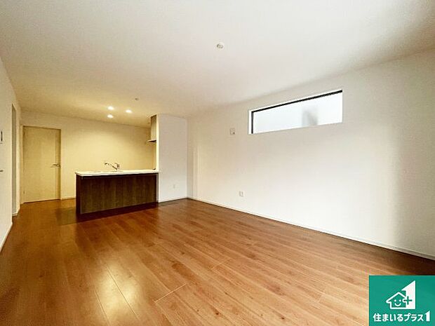 シンプルなリビングは、観葉植物等のインテリアを楽しめますね!パパ好みにも、ママ好みにも家具次第で雰囲気を変えることができます!