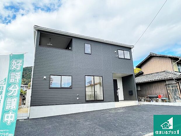 周辺は落ち着いた街並みの住宅地！子育てがしやすい住環境です！まだ未完成ですが、現地でしかわからない事もございます。是非一度ご覧ください。