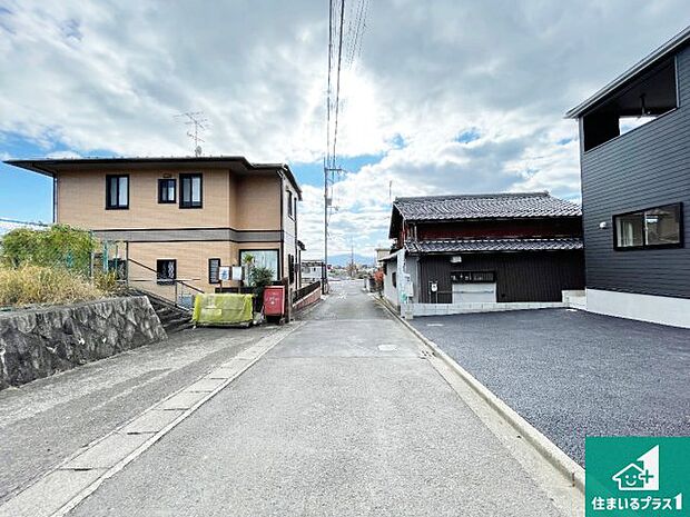 周辺は落ち着いた街並みの住宅地！子育てがしやすい住環境です！まだ未完成ですが、現地でしかわからない事もございます。是非一度ご覧ください。