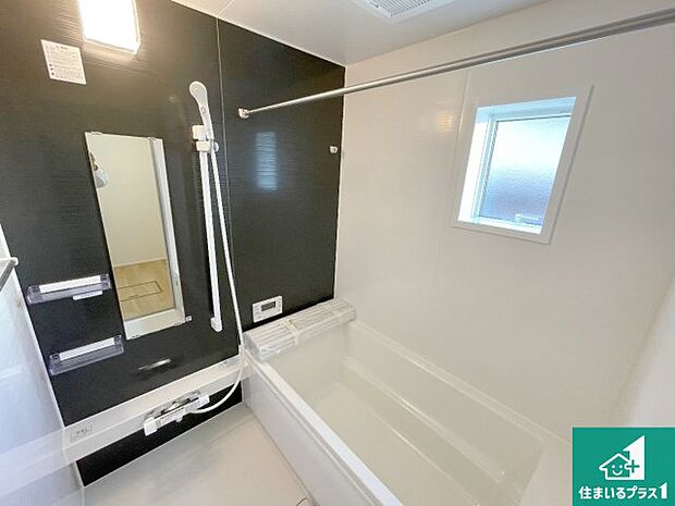 足をゆったり伸ばして寛げる浴槽です。窓が設けられていますので差し込む光が明るく穏やかな雰囲気にしてくれます♪浴室乾燥機も設置しているので、雨の日の洗濯物も安心です♪