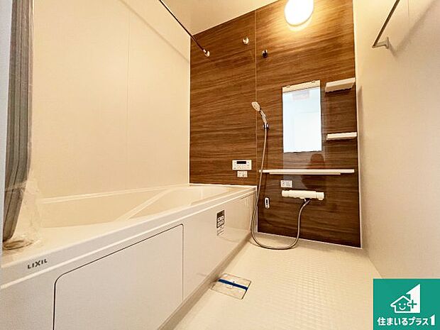 足をゆったり伸ばして寛げる浴槽です。窓が設けられていますので差し込む光が明るく穏やかな雰囲気にしてくれます♪浴室乾燥機も設置しているので、雨の日の洗濯物も安心です♪