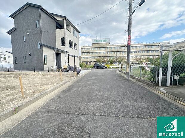周辺は落ち着いた街並みの住宅地!子育てがしやすい住環境です!まだ未完成ですが、現地でしかわからない事もございます。是非一度ご覧ください。