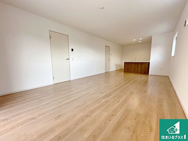 シンプルなリビングは、観葉植物等のインテリアを楽しめますね！パパ好みにも、ママ好みにも家具次第で雰囲気を変えることができます！