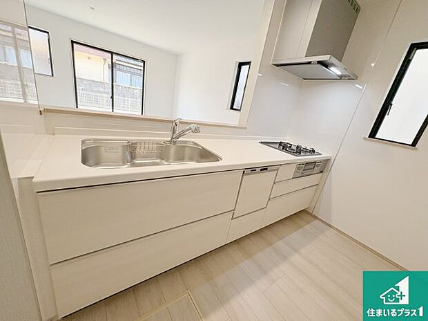 リビングと統一感があり、使い勝手のいいキッチン。広々としているので、二人並んで作業が出来ちゃいます。お子様と一緒に色々なお料理に挑戦できるスペースがあります。