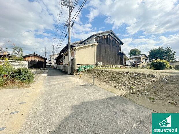 周辺は落ち着いた街並みの住宅地!子育てがしやすい住環境です!まだ未完成ですが、現地でしかわからない事もございます。是非一度ご覧ください。