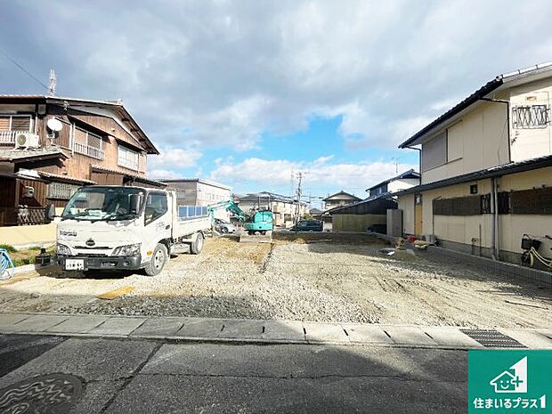 周辺は落ち着いた街並みの住宅地！子育てがしやすい住環境です！まだ未完成ですが、現地でしかわからない事もございます。是非一度ご覧ください。