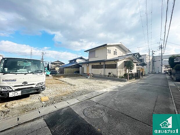 周辺は落ち着いた街並みの住宅地！子育てがしやすい住環境です！まだ未完成ですが、現地でしかわからない事もございます。是非一度ご覧ください。